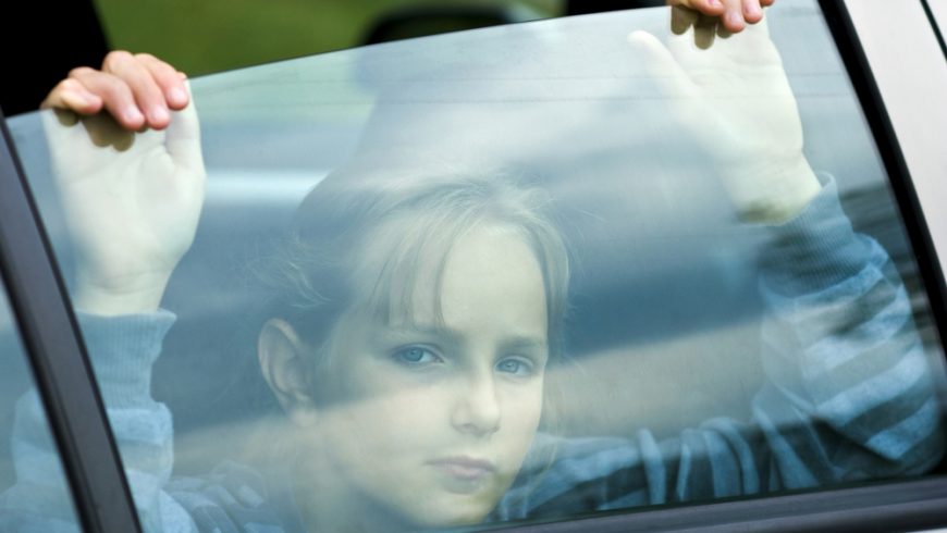 Upozorenje pravobraniteljice za djecu: Ne ostavljajte djecu u zatvorenom automobilu bez nadzora!